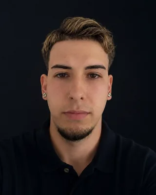 Retrato de Roger Malgrat González, con camisa polo oscura sobre fondo azul marino